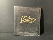 Usado, Vitalogy por Pearl Jam (CD, 1994) - Vintage Rock - Estojo de papelão - Bom comprar usado Usado, Vitalogy por Pearl Jam (CD, 1994) - Vintage Rock - Estojo de papelão - Bom comprar usado  Enviando para Brazil