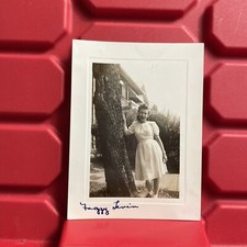 Linda menina posando em uma árvore 3 x 4 1/8 fotografia pré-propriedade B vintage 1943, usado comprar usado  Enviando para Brazil