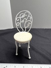 Usado, Cadeira de plástico miniatura branca para jardim com design floral da Mattel comprar usado  Enviando para Brazil
