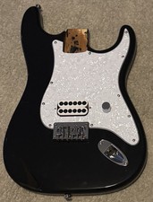 2006 Squier "Tom Delonge Style" HARD TAIL Stratocaster com fiação Fender EUA comprar usado 2006 Squier "Tom Delonge Style" HARD TAIL Stratocaster com fiação Fender EUA comprar usado  Enviando para Brazil