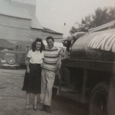 Foto instantânea vintage em preto e branco de casal por NOXON? Caminhão a gás da Barn Buildings comprar usado  Enviando para Brazil
