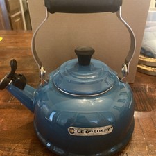Chaleira de assobio clássica Le Creuset 1,7 qt esmalte azul-petróleo comprar usado Chaleira de assobio clássica Le Creuset 1,7 qt esmalte azul-petróleo comprar usado  Enviando para Brazil