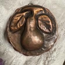 Molde de cobre martelado antigo forrado de estanho francês com pêra - Pudim Aspic de geléia de bolo comprar usado Molde de cobre martelado antigo forrado de estanho francês com pêra - Pudim Aspic de geléia de bolo comprar usado  Enviando para Brazil