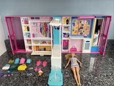 Armário dobrável Dream 2019 Barbie guarda-roupa rosa estojo de transporte com 21 acessórios e boneca comprar usado  Enviando para Brazil