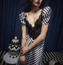 Vestido listrado de cetim de seda RODARTE (Beetlejuice) tamanho 2 comprar usado Vestido listrado de cetim de seda RODARTE (Beetlejuice) tamanho 2 comprar usado  Enviando para Brazil