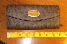 Carteira grande acordeão Michael Kors couro marrom logotipo assinatura MK - comprar usado Carteira grande acordeão Michael Kors couro marrom logotipo assinatura MK - comprar usado  Enviando para Brazil