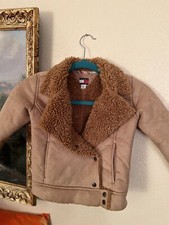 JAQUETA DE CAMURÇA MARROM AREIA 6X INFANTIL TOMMY Hilfiger forro de gola de pele sintética encaixes comprar usado JAQUETA DE CAMURÇA MARROM AREIA 6X INFANTIL TOMMY Hilfiger forro de gola de pele sintética encaixes comprar usado  Enviando para Brazil