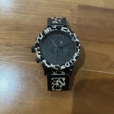 Montre noire imprimée d'occasion  Expédié en France