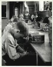 1963 Press Photo Alunos da Escola Azul dizem graça antes do almoço. - KFX26748 comprar usado  Enviando para Brazil