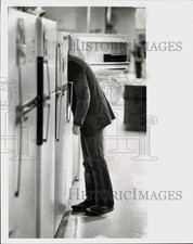 Usado, Press Photo pessoa comprando uma geladeira - lra84219 comprar usado  Enviando para Brazil