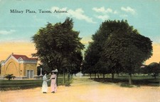 ARIZONA POSTCARD: LADIES AT THE MILITARY PLAZA, TUCSON, AZ comprar usado ARIZONA POSTCARD: LADIES AT THE MILITARY PLAZA, TUCSON, AZ comprar usado  Enviando para Brazil