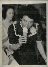 1939 Press Photo Dorothea Swanson desfruta de creme congelado em Coney Island Nova York comprar usado  Enviando para Brazil