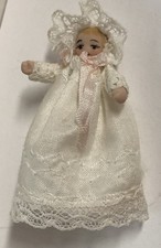Casa de bonecas miniatura doce pequena porcelana bisque bebê boneca em vestido e chapéu criança comprar usado  Enviando para Brazil