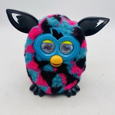 Brinquedo interativo Furby Boom pele geométrica preto azul rosa glitter funcionando LEIA, usado comprar usado  Enviando para Brazil