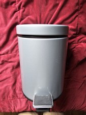 Lixeira Brabantia 1,3 Gal/5L prata base antiderrapante fechamento à prova de odor comprar usado  Enviando para Brazil