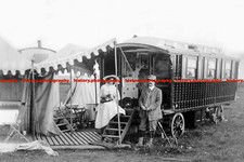 F004412 Um homem e uma mulher estão ao lado de uma grande caravana 1905 comprar usado  Enviando para Brazil