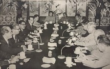 Press Photo China CADEIRA AN LIU SHAO-CHI SEGURA TAIKS Presidente Cubano Em Pequim comprar usado  Enviando para Brazil