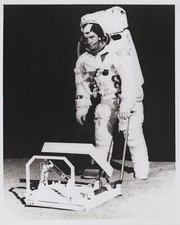 Apollo 11 astronauta com refletor a laser demo 1969 - Foto original da NASA comprar usado  Enviando para Brazil
