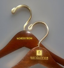 Conjunto de 2 cabides de madeira NORDSTROM roupas camisa casaco jaqueta terno calças saia comprar usado  Enviando para Brazil
