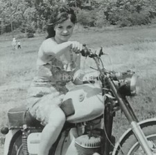 Beautiful Woman Riding Motorcycle Pretty Biker Girl Bike Lady Snapshot Vtg Photo comprar usado Beautiful Woman Riding Motorcycle Pretty Biker Girl Bike Lady Snapshot Vtg Photo comprar usado  Enviando para Brazil