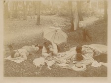 Women lying forest d'occasion  Expédié en Belgium
