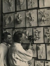 Imprensa foto escultores vista moldes de gesso de flores exibidos no museu comprar usado  Enviando para Brazil