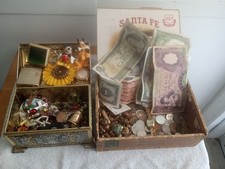 Lote de gavetas de lixo. Moedas, dinheiro, joias lixo, bugigangas comprar usado  Enviando para Brazil