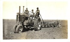 3 jovens fazendeiros sentados em um TRATOR JOHN DEERE puxando um arado* foto antiga da FAZENDA comprar usado  Enviando para Brazil