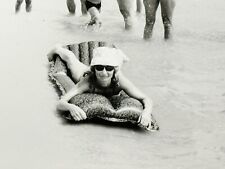 Foto vintage de biquíni da década de 1980 mulher em um colchão inflável praia comprar usado  Enviando para Brazil