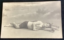 Cartão postal foto real vintage RPPC menino deitado por navio de brinquedo barco  comprar usado  Enviando para Brazil