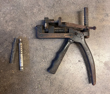 Cortador de código de chave manual portátil vintage Curtis INC. modelo F, usado comprar usado Cortador de código de chave manual portátil vintage Curtis INC. modelo F, usado comprar usado  Enviando para Brazil