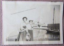 Usado, Foto da década de 1940 Segunda Guerra Mundial navio-hospital da Marinha no porto 2 mulheres felizes visitantes comprar usado  Enviando para Brazil