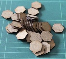 Usado, Bases hexagonais de MDF Pendraken Miniatures 20mm x 52 (MJE317) comprar usado Usado, Bases hexagonais de MDF Pendraken Miniatures 20mm x 52 (MJE317) comprar usado  Enviando para Brazil