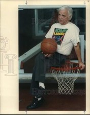 1991 Press Photo Ex-árbitro de basquete Richie Powers posa em cima do gol comprar usado  Enviando para Brazil