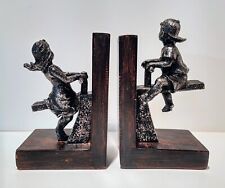 Suportes de livros de resina de madeira sintética com crianças pequenas brincando na serra/teeter totter  comprar usado  Enviando para Brazil