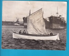 Foto de imprensa original 8insx6ins JARROW MEN dado um barco de pesca Newcastle comprar usado  Enviando para Brazil