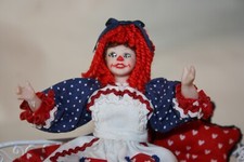 Usado, Boneca de porcelana miniatura para casa de bonecas vestida como Raggedy Ann com sua pequena boneca comprar usado  Enviando para Brazil