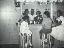 Banquetas vintage foto família afro-americana cozinha casa bar balcão década de 1950’s comprar usado Banquetas vintage foto família afro-americana cozinha casa bar balcão década de 1950’s comprar usado  Enviando para Brazil