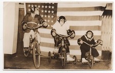 Usado, Foto da década de 1930 de três macacos de circo em triciclos e bicicleta com bandeira americana  comprar usado  Enviando para Brazil