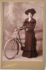 CARTÃO ARMÁRIO SENHORA E BICICLETA CICLISMO EDWARDS SELKIRK FOTO ANTIGA CHAPÉU CICLISTA, usado comprar usado  Enviando para Brazil