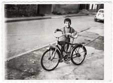 Andando de bicicleta: foto de menino brincando brinquedos e jogos ao ar livre criança +7075E comprar usado  Enviando para Brazil