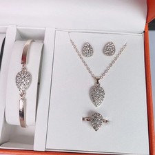 Collier de bijoux, bague, boucle d'oreille, ensemble de bijoux en trois pièc``f na sprzedaż  Wysyłka do Poland