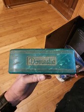 Usado, MÁQUINA DE COSTURA DOMÉSTICA VINTAGE PORTA-BOTÕES COM CAIXA E MODELOS comprar usado  Enviando para Brazil