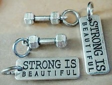 2 etiquetas de palavras STRONG Is Beautiful treino fitness + 2 berloques europeus de halteres para academia comprar usado  Enviando para Brazil