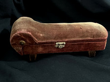 CAIXA DE JOIAS ANTIGA DO SÉCULO 19 "SOFÁ" FEITA DE VELUDO E MADEIRA 11 POL., usado comprar usado CAIXA DE JOIAS ANTIGA DO SÉCULO 19 "SOFÁ" FEITA DE VELUDO E MADEIRA 11 POL., usado comprar usado  Enviando para Brazil