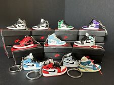 Mini sneakers keychain usato  Italia