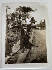 Foto vintage P&B braços estendidos equilíbrio infantil andando em tronco usando listras comprar usado  Enviando para Brazil