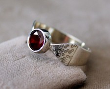 Hübscher granat ring gebraucht kaufen  Gemünden
