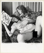 Usado, 2 Semi Nudes Read Comic On Couch / Lesbian INT (Vintage Photo Master 1970s) comprar usado  Enviando para Brazil