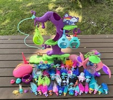 Używany, Dreamworks Trolls Pod'Ular Troll Tree Zestaw do zabawy + 37 figurek + akcesoria kapsułki na sprzedaż  Wysyłka do Poland